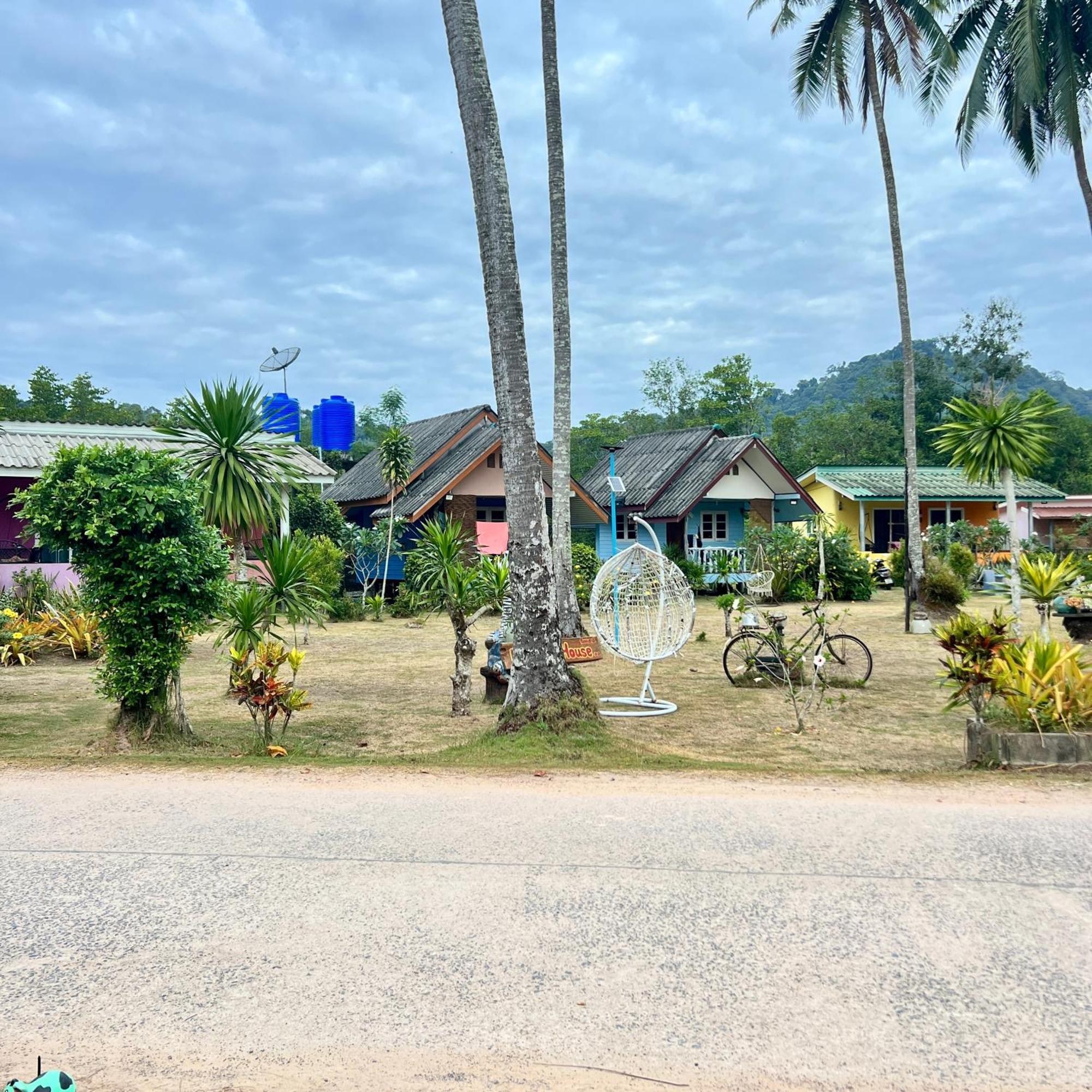 Lee Red House Hotel Ban Lak Uan Exterior foto