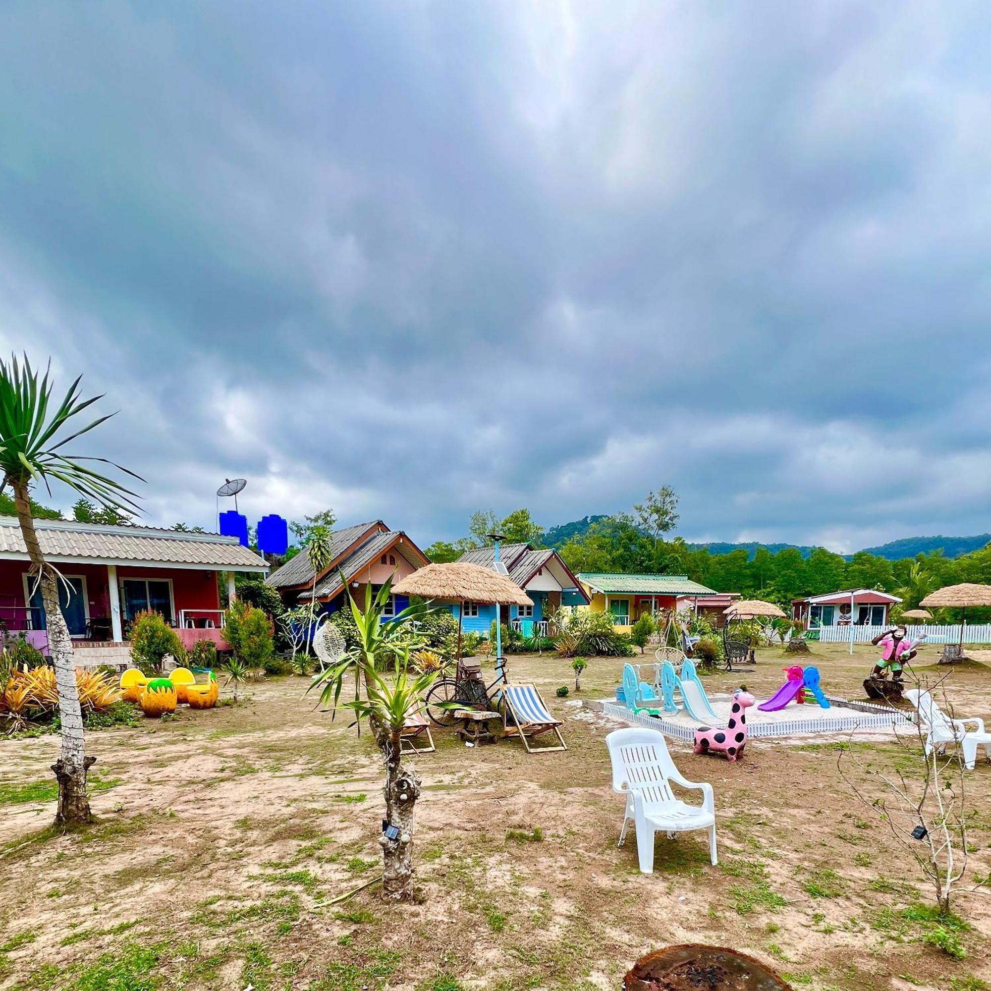 Lee Red House Hotel Ban Lak Uan Exterior foto